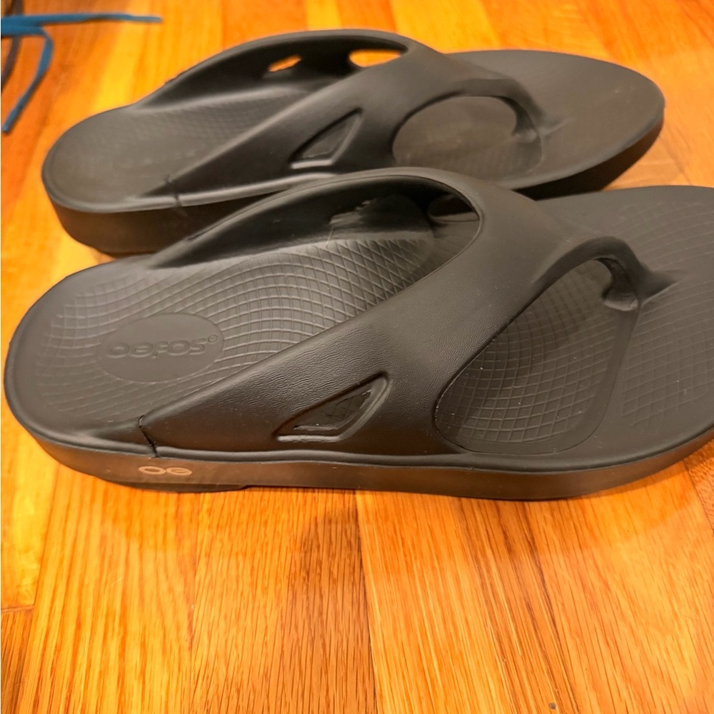OOFOS Black Comfort Flip Flops